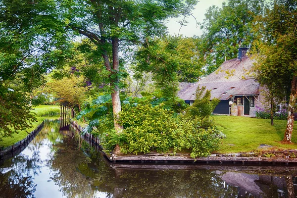 Verano en el antiguo pueblo holandés, Giethoorn — Foto de Stock