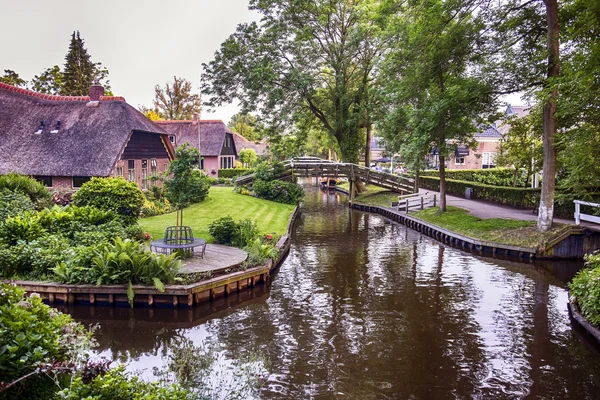Estate nel vecchio villaggio olandese, Giethoorn — Foto Stock