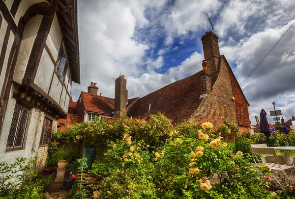 Oud middeleeuws huis in de slag bij stad, Engeland — Stockfoto