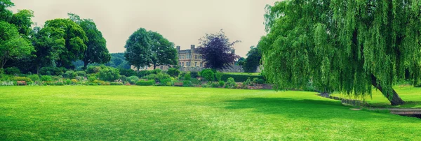 Vista al parque del Castillo de Leeds — Foto de Stock
