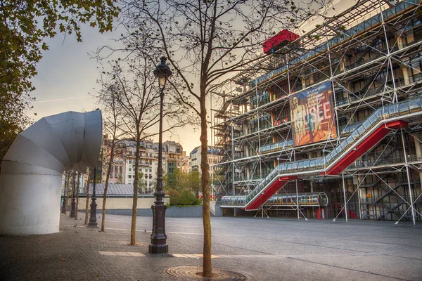 Centro Georges Pompidou en París, por la mañana temprano en septiembre — Foto de Stock