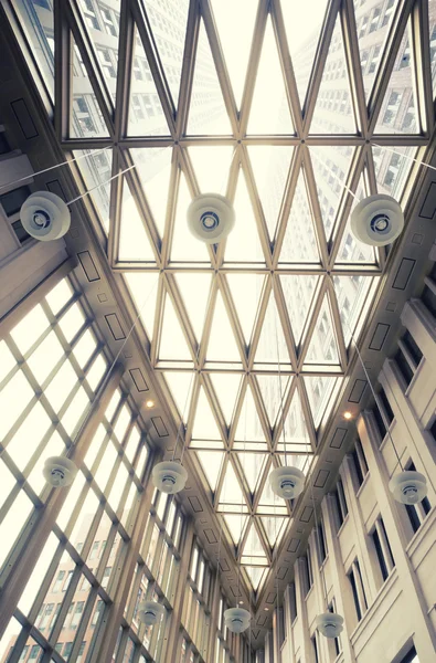Glastaket i hallen av nya statliga kontor — Stockfoto