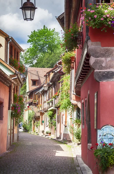 Pequena rua na aldeia Eguisheim — Fotografia de Stock