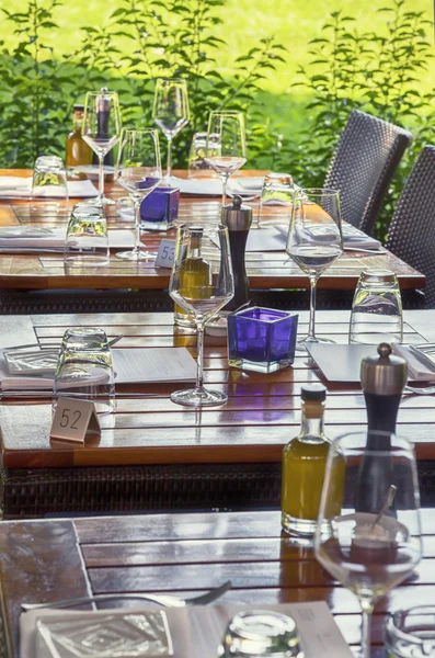 Tavoli del ristorante estivo — Foto Stock