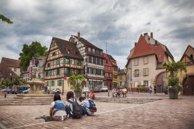 Kasaba meydanında colmar, Fransa, Ağustos 2014 tarihinde turists