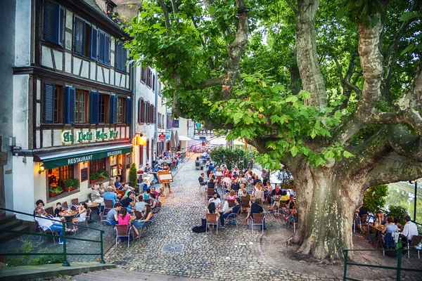 在 7 月区域娇小法国史特拉斯堡的晚上咖啡馆广场 — 图库照片