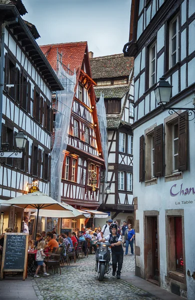 Vie nocturne dans la vieille ville de Strasbourg, France, juillet 2014 — Photo