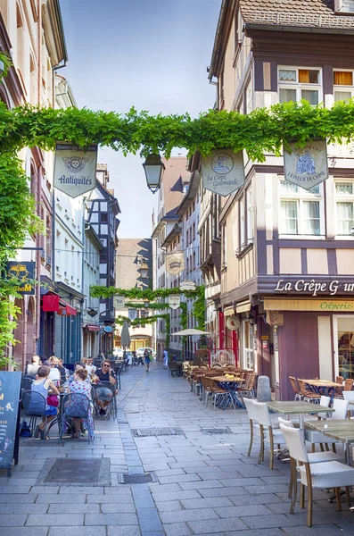 Večerní život v centru města Štrasburku, Francie, červenec 2014 — Stock fotografie