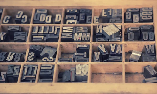 Lettres typographiques dans une boîte en bois — Photo