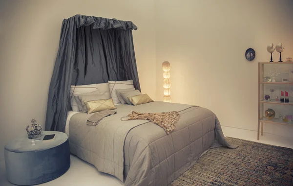 Двоспальне ліжко в класичному стилі — стокове фото