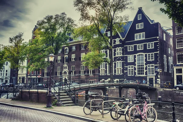 Antiguo Ámsterdam cerca de Oudezijds Voorburgwal, septiembre 2014 — Foto de Stock