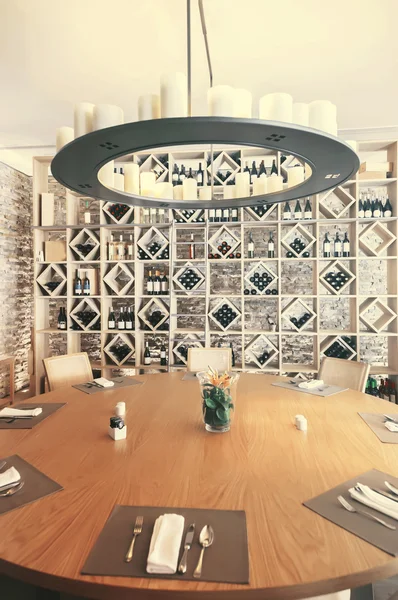 Ristorante con decorazione di vino — Foto Stock