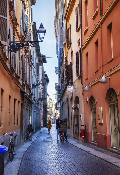 Kleine straße in parma, italien, in der nähe von bolobna stadt, 12 märz 2015 — Stockfoto