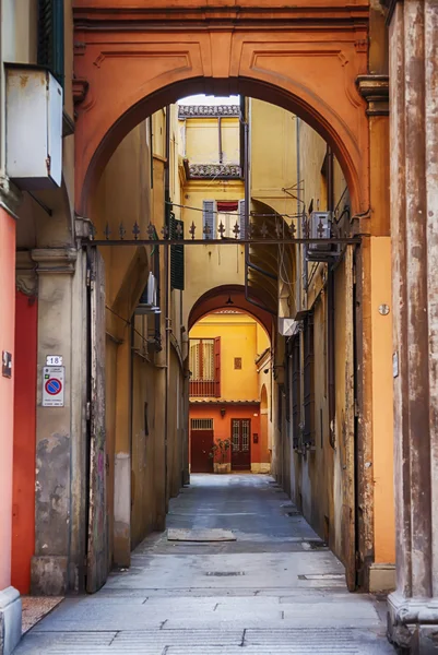 Piccola strada tipica a Bologna, Italia — Foto Stock