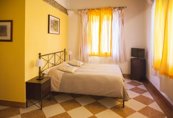 Спальня в стиле кантри — стоковое фото