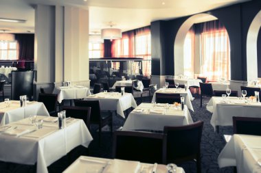 Modern restoranın içinde.