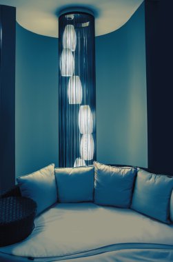 otel lobi aryası sandalyede
