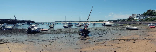 Низьку воду шляхом місті Gorey гавані — стокове фото