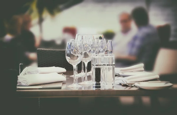 Wine glass, summer restaurant — Stock Photo, Image