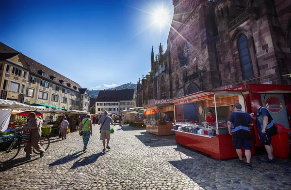 Freiburg Im Breisgau, Tyskland, morgonmarknaden i stadshuset squar — Stockfoto