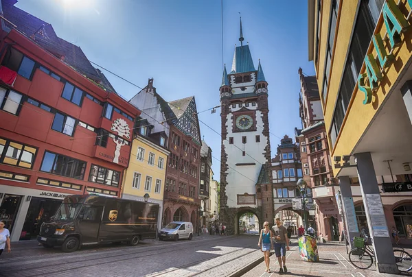 Ранок вулиці з видом на The Martinstor, Freiburg Im прогулянок містом — стокове фото