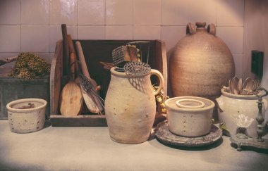 Natürmort mutfak masasında