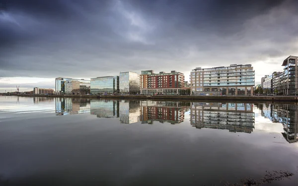 Reflexion in River Liffey, Dublin — Stockfoto
