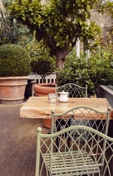 Otoño en la cafetería jardín — Foto de Stock