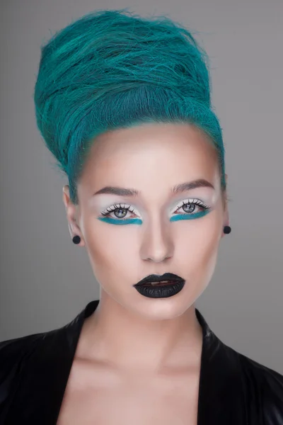 Kreativer und futuristischer Look der Modefrau mit grüner Frisur — Stockfoto
