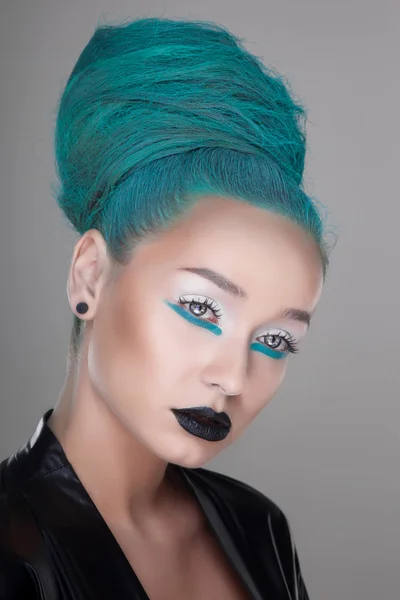 Kreativer und futuristischer Look der Modefrau mit grüner Frisur — Stockfoto