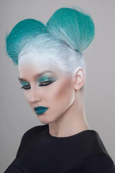 Olhar criativo e futurista da mulher da moda com penteado verde — Fotografia de Stock