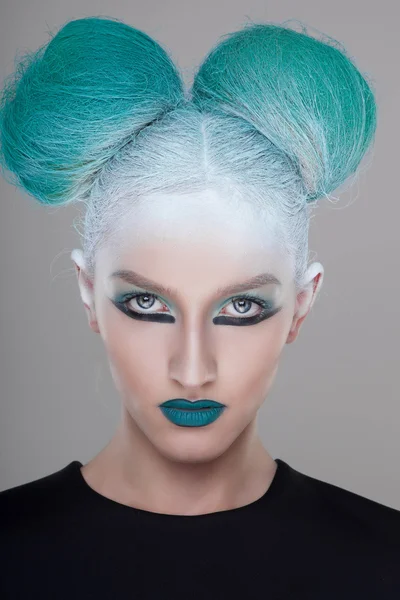 Olhar criativo e futurista da mulher da moda com penteado verde — Fotografia de Stock