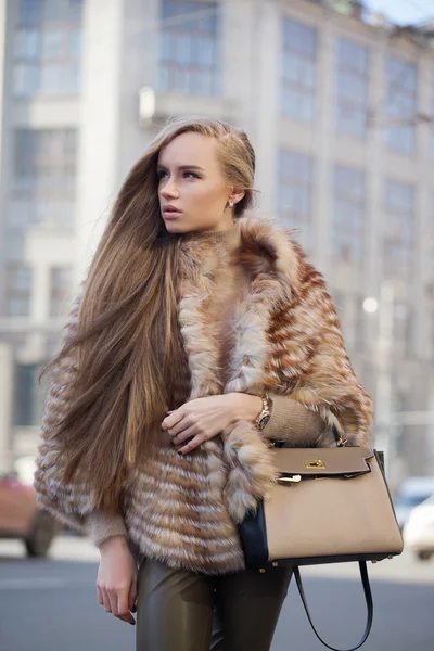 Vacker ung kvinna med långt hår promenader i staden — Stockfoto