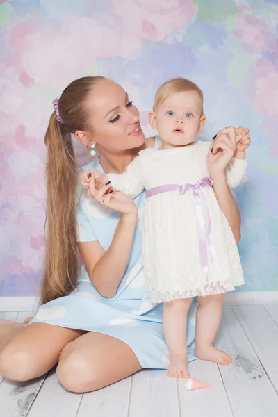 Jovem mãe brincando com a pequena filha — Fotografia de Stock