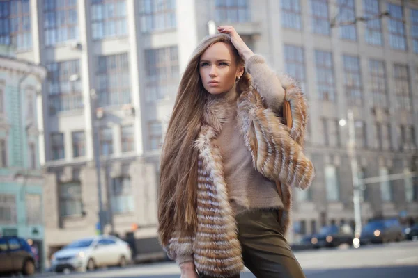 Vacker ung kvinna med långt hår promenader i staden — Stockfoto