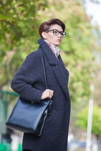 Belle jeune femme avec des lunettes de marche dans la ville, printemps photos — Photo