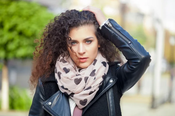Beautiful young woman with curly hair walking in the city, spring photos — 图库照片