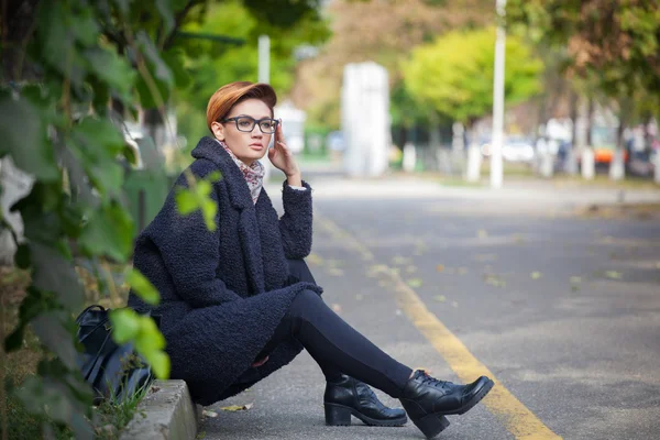 Schöne junge Frau mit Brille, die in der Stadt spaziert, Frühlingsfotos — Stockfoto
