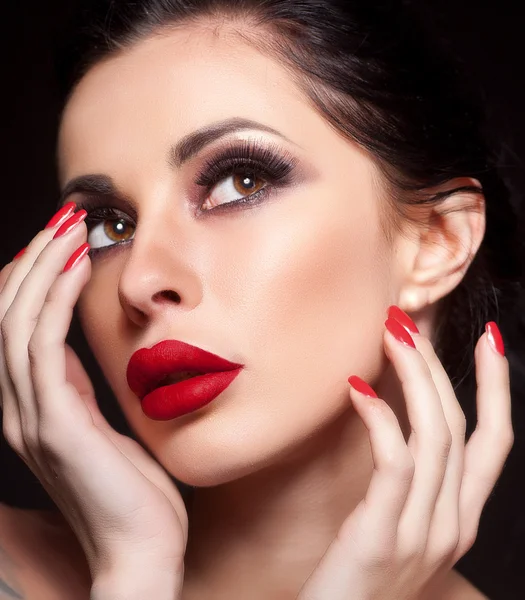 Mode vrouw met sensuele rode lippen en mooi gezicht - geïsoleerd op zwart. Huid zorg concept. — Stockfoto