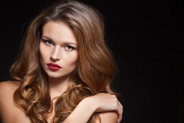 Hermoso cabello rubio rizado natural, retrato de una joven aislada en negro —  Fotos de Stock
