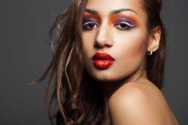 yaratıcı makyaj ve kıvırcık saçlı genç Afrikalı kadın moda