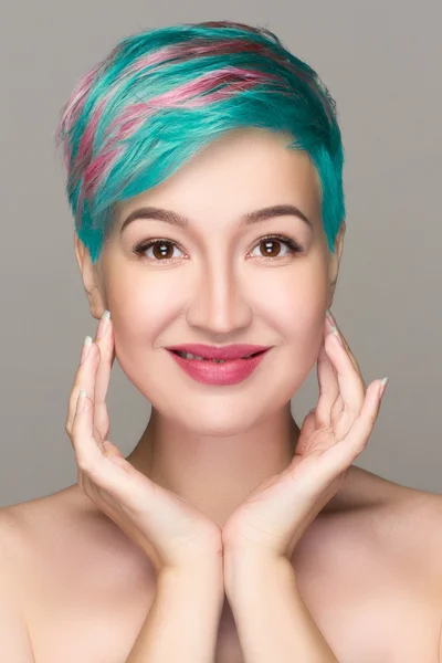 Kvinna med naturlig make-up och flerfärgade strand i hår isolerad på vit — Stockfoto