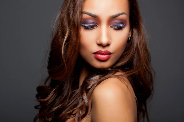 Moda jovem mulher africana com maquiagem criativa e cabelo encaracolado — Fotografia de Stock