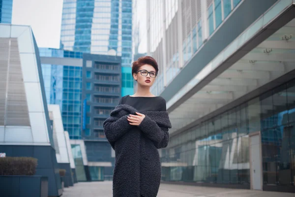 Hermosa joven con pelo corto y gafas caminando por la ciudad —  Fotos de Stock