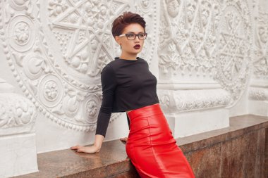 Bir şehir streetv yürüyen genç şık kadın