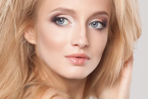 Fashion blond kvinna med vackra ansikte. Skin care koncept. — Stockfoto