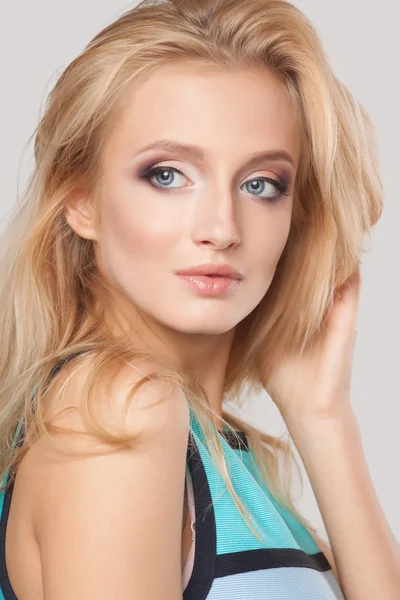 Fashion blond kvinna med vackra ansikte. Skin care koncept. — Stockfoto