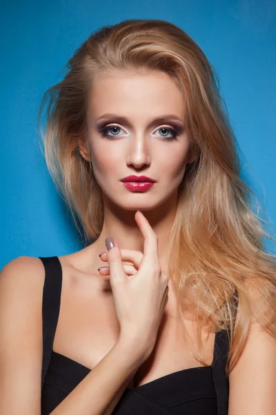 Mode blonde vrouw met mooie gezicht. Huid zorg concept. — Stockfoto