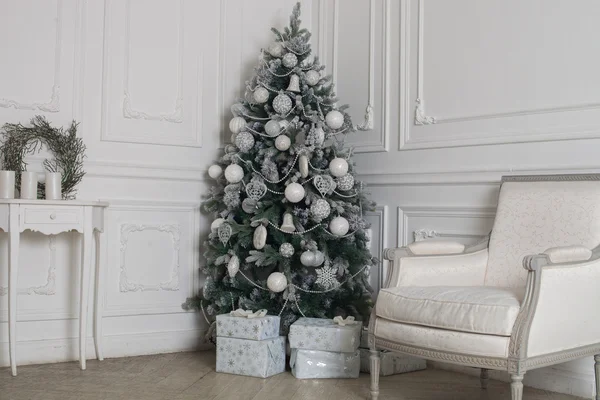 Kerstmis en Nieuwjaar ingerichte interieur — Stockfoto