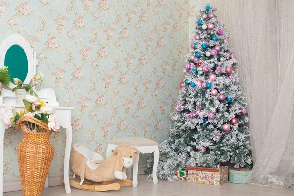 Natal e Ano Novo decorado interior — Fotografia de Stock